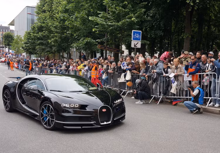 Chiron vẫn được trang bị động cơ W16 8.0l 4 tăng áp như Veyron. Tuy nhiên nhờ được cải tiến lại, động cơ này đã có thể đạt công suất cực "khủng" 1500 mã lực và mô-men xoắn cực đại 1600 Nm. Nhờ động cơ mạnh mẽ, Chiron có khả năng tăng tốc từ 0-100 km/h chỉ trong dưới 2,5 giây và đạt tốc độ tối đa 420 km/h.