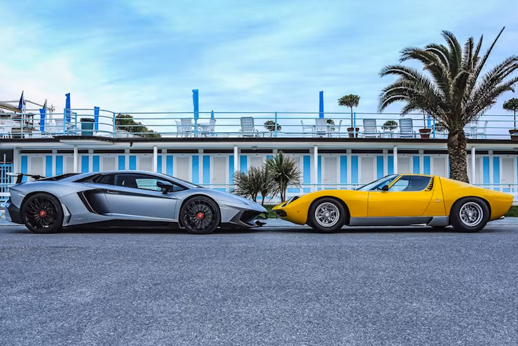 Lamborghini Miura "so dáng" cùng hậu duệ mới nhất hiện nay là Lamborghini Aventador SV.