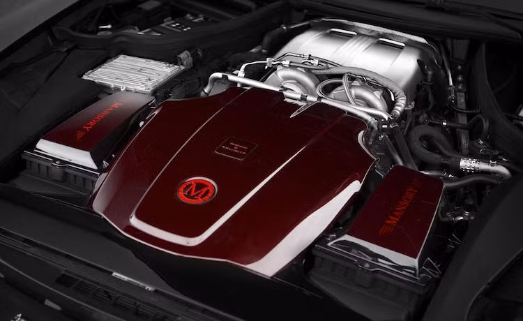 Bên dưới nắp ca-pô, khối động cơ V8 tăng áp kép 4.0l của AMG GTS đã được Mansory "độ hết bài" bằng cách thay cặp turbo mới, ống xả thể thao bằng thép không gỉ và chạy lại ECU để có thể đạt tổng công suất lên tới 720 mã lực - cao hơn xe nguyên bản tới 217 mã lực.
