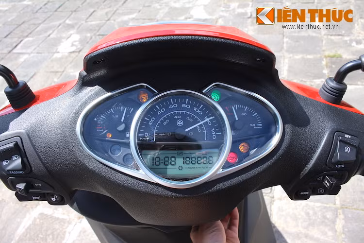 Bảng đồng hồ được thiết kế khá lớn, bao gồm; một màn hình LCD, cho phép người lái tìm hiểu mọi thông tin cần thiết về trạng thái xe; đèn báo hệ thống phun xăng điện tử, đèn báo áp suất dầu, đèn báo ABS, đèn báo hệ thống khóa từ immobilizer... Nút chuyển các chế độ hiển thị được dời về cụm công tắc bên phải là một ưu điểm của xe, khi không bắt người dùng phải rời một tay để bấm nút trên bảng đồng hồ.