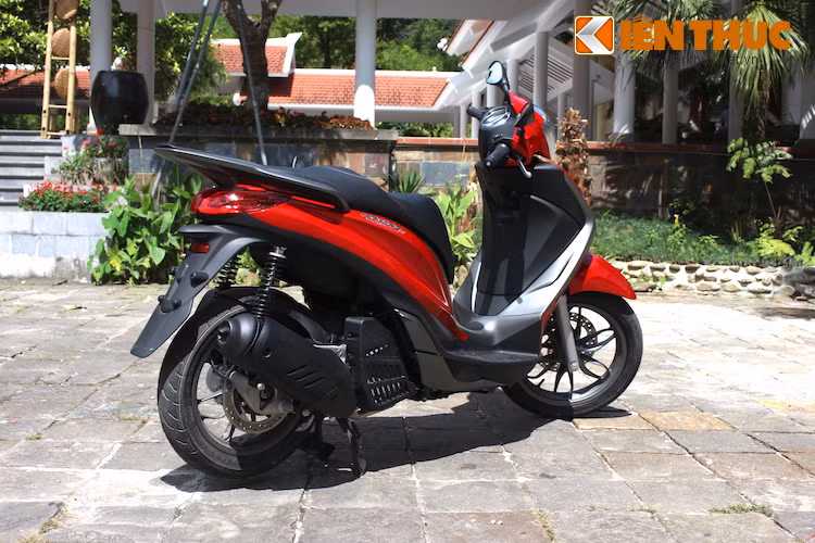 Tại thị trường Việt Nam, Medley S 150 sẽ bắt đầu được bán ra vào cuối tháng 6 này với 3 màu là đỏ, xanh dương, đen cùng mức giá niêm yết 86 triệu đồng. Kiến Thức sẽ có bài viết cảm nhận sơ bộ về mẫu xe tay ga bánh lớn cao cấp này trong thời gian tới.