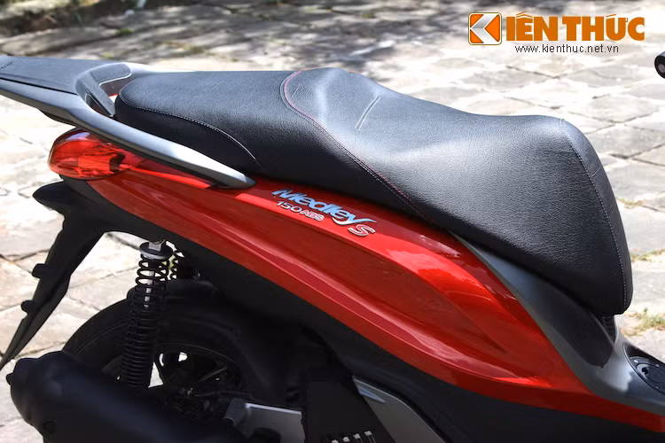 Medley S 150 sử dụng kết cấu khung sườn dạng nôi đơn thấp bằng những ống thép gia cố, giúp đảm bảo sự cứng chắc của thân xe cùng vị trí ngồi thấp và thuận tiện cho người lái. Chiều cao yên tính từ mặt đất của xe là 799 mm.