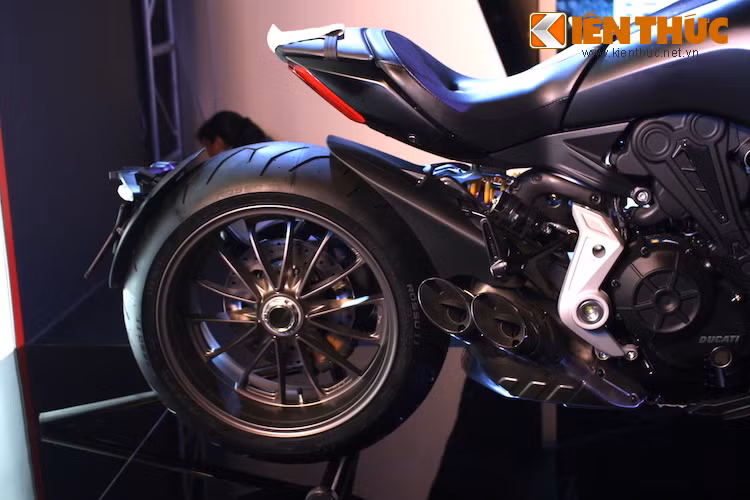 Cũng giống như vành trước, vành sau của XDiavel giống với các phiên bản Diavel khác, thay vì sử dụng vành 6 cánh kép xoắn 2 tông màu đen bóng/phay kim loại như XDIavel S. Lốp sau của xe có kích thước cực lớn là 240/45/17.