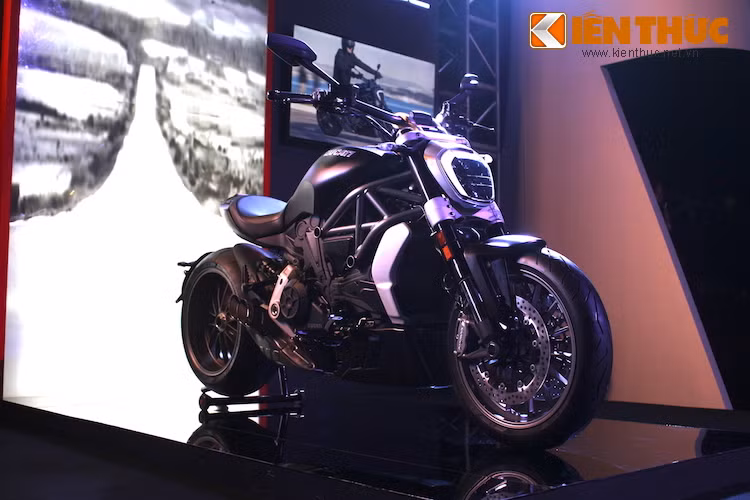 Ducati XDiavel là mẫu xe giao thoa giữa những "phẩm chất" của một chiếc Ducati truyền thống, cùng với sự dễ điều khiển ở mọi tốc độ của một chiếc cruiser. Đó là ý nghĩa của chữ "X" trong tên gọi của xe.