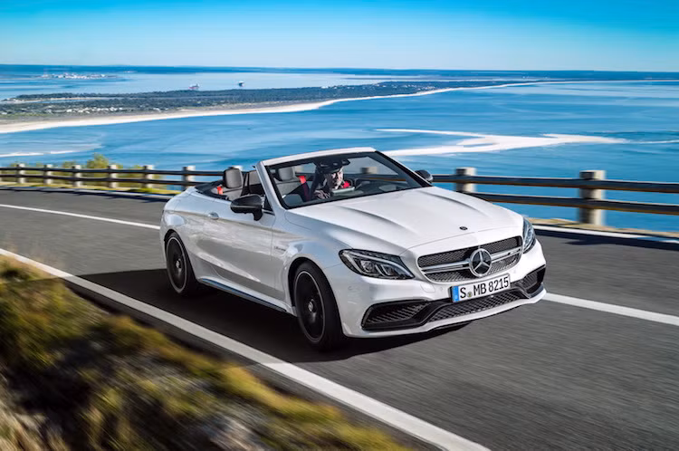 Trên C63 AMG Cabriolet thường. động cơ của xe có công suất 469 mã lực và mô-men xoắn cực đại 648 Nm. Phiên bản C63S AMG Cabriolet có hiệu năng cao hơn với công suất 503 mã lực và mô-men xoắn cực đại 700 Nm. Ngoài ra, phiên bản S còn có vi sai cầu sau điện tử.
