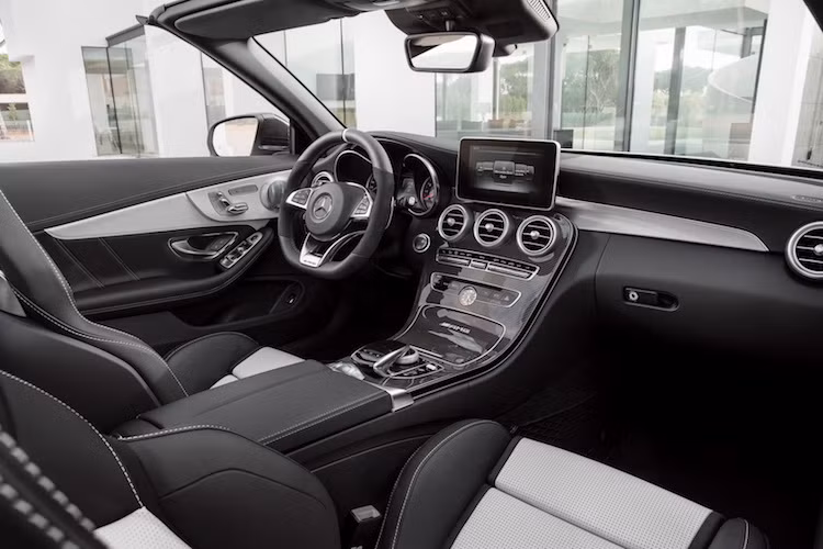Nội thất của C63 AMG Cabriolet dựa trên cơ sở chiếc C63 AMG Coupe trước đây, chính vì vậy nó sử dụng các chất liệu thể thao như sợi carbon và nhôm, đồng thời có các ghế ngồi ôm lưng và dây an toàn màu đỏ.