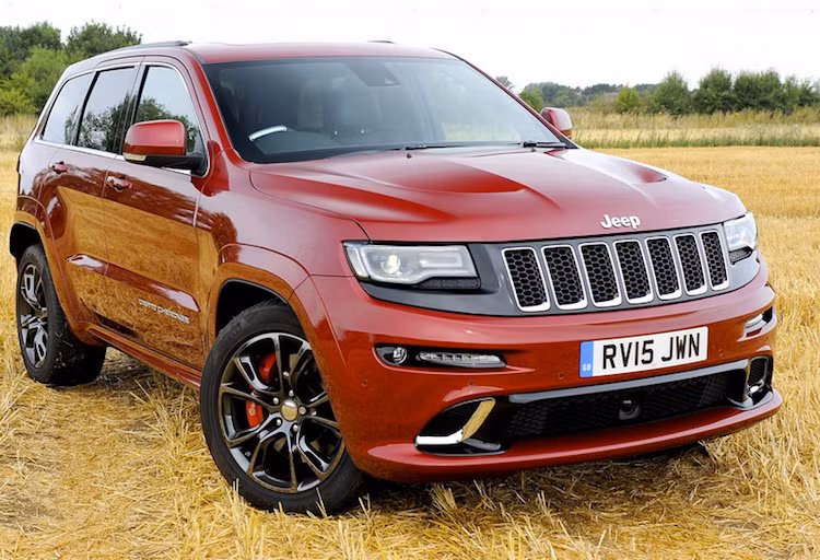 Mở đầu danh sách 11 xe SUV nhanh nhất Thế giới là chiếc Jeep Grand Cherokee SRT với thời gian đạt 0-100 km/h chỉ trong 5 giây. Xe sở hữu động cơ HEMI 6.4l V8 nạp khí tự nhiên, công suất tối đa 475 mã lực, mô-men xoắn cực đại 637 Nm cùng mức giá rẻ bằng 1/2 so với một chiếc Porsche Cayenne có hiệu năng tương đương.