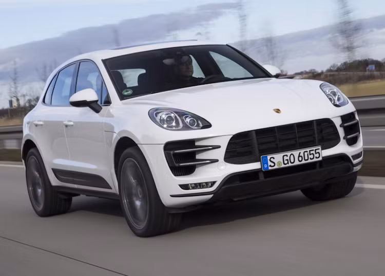 Cũng có thời gian tăng tốc từ 0-100 km/h chỉ trong 4,8 giây như Audi RS Q3, Porsche Macan Turbo có động cơ 3.6l V6 tăng áp mạnh mẽ hơn với 400 mã lực, nhưng lại có trọng lượng lớn hơn.