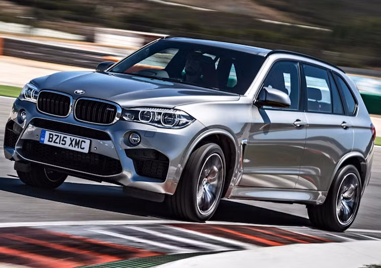 "Đối trọng" của cặp đôi Mercedes GLE 63 AMG là BMW X5M/X6M với động cơ 4.4l V8 tăng áp kép, công suất tối đa 567 mã lực và mô-men xoắn cực đại 749 Nm, giúp chúng đều có thể đạt 0-100 km/h chỉ trong 4,2 giây.