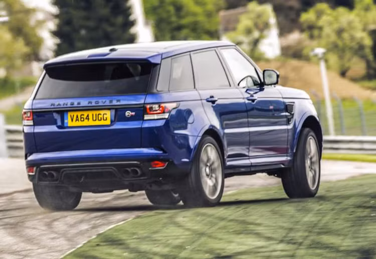Siêu SUV thể thao Range Rover Sport SVR tới từ Anh được trang bị động cơ 5.0 V8 siêu nạp, công suất tối đa 550 mã lực và mô-men xoắn cực đại 680 Nm, khiến nó có thể đạt 0-100 km/h chỉ trong 4,7 giây.