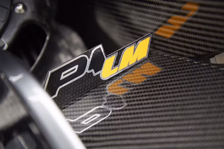Mỗi khách hàng mua P1 LM sẽ được McLaren tặng kèm cho nhưng món quà như một bộ dụng cụ sửa chữa đầy đủ các món, một tấm bạt phủ theo xe và một chiếc xe mô hình tỷ lệ 1:8, được làm y hệt chiếc xe thật do họ sở hữu.