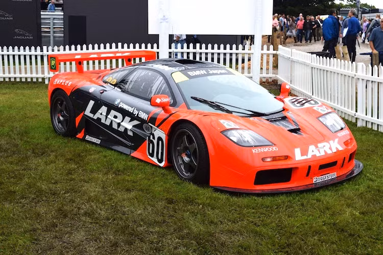 Dựa trên "quái vật" McLaren F1 từng giữ ngôi "Xe nhanh nhất Thế giới" cho tới khi bị Bugatti Veyron đánh bại, F1 GTR là phiên bản xe đua có nhiều cải tiến. Để có thể tham gia vào thể thức GT1 của Liên đoàn đua xe Quốc tế FIA, thân xe đã có nhiều thay đổi triệt để so với bản F1 thường.