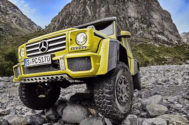 Về cơ bản, Mercedes G550 4x4² chính là phiên bản 4 bánh của mẫu pickup 6 bánh G63 AMG 6x6 nổi tiếng trước đây, với số lượng sản xuất giới hạn và chưa bao giờ được bán chính thức tại Mỹ.