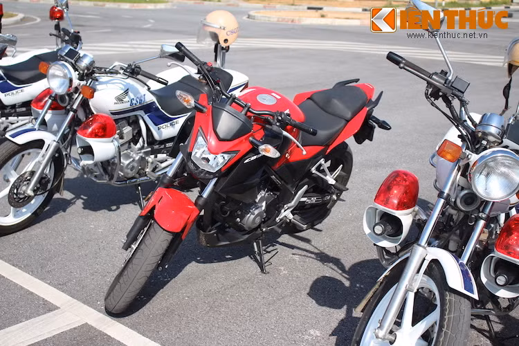 Ra mắt lần đầu vào năm 2014, về cơ bản có thể coi Honda CB300F là bản naked bike của chiếc sportbike CBR300R được Honda tung ra từ khá lâu và đã quen thuộc với người chơi xe trên Thế giới, trong đó có cả Việt Nam.
