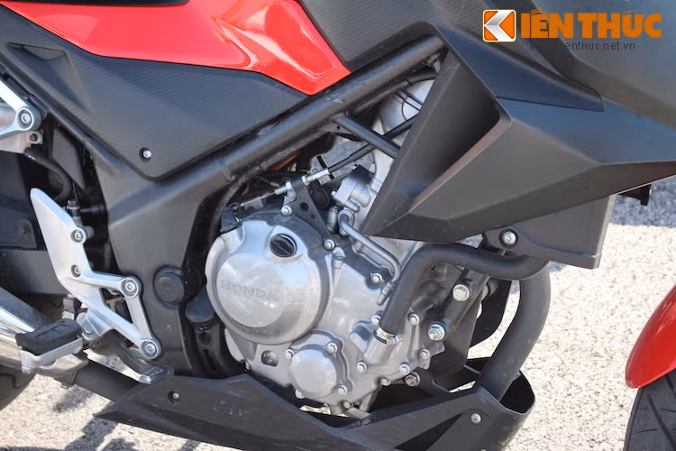 Sử dụng chung nền tảng với CBR300R, CB300 cũng sở hữu khung thép ống, nằm giữa là khối động cơ xi-lanh đơn DOHC có dung tích thực 286 cc, 4 kỳ làm mát bằng chất lỏng.