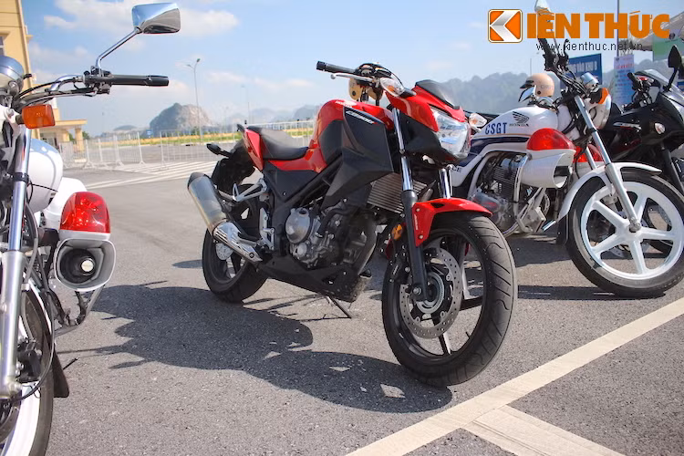 Honda CB300F sở hữu thiết kế khá ấn tượng, với hầu hết các chi tiết trên thân xe là những đường thẳng, góc cạnh sắc nhọn. Xe có trọng lượng 158 kg, dung tích bình xăng 12 lít, chiều cao yên 780 mm, trục cơ sở 1.380 mm.