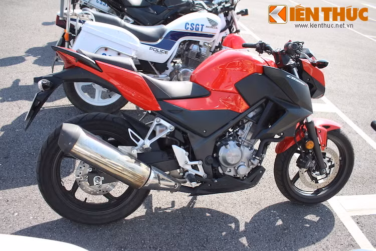 Nhìn từ phía hai bên, CB300F có vẻ đẹp đơn giản nhưng năng động, hiện đại. Xe có tay lái cao, rộng, đem lại tư thế ngồi thoải mái nhưng lại chỉ được dán rất ít tem trang trí ở hai bên thân, bao gồm logo Honda cánh chim trên bình xăng và tên gọi CB300F.