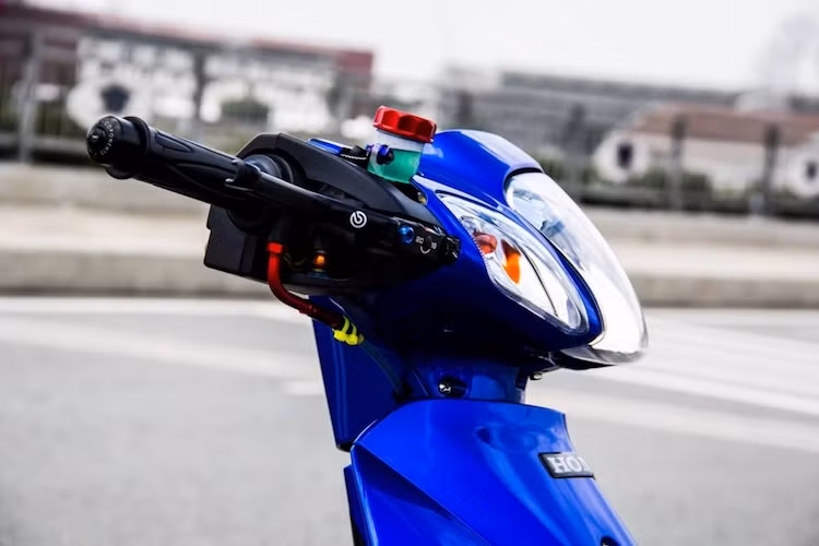Toàn bộ dàn vỏ nguyên bản của xe đã được giữ lại, trong khi trên tay lái là tay thắng Brembo đẳng cấp với giá khoảng 6 triệu đồng, kèm theo bao tay và gù Rizoma.