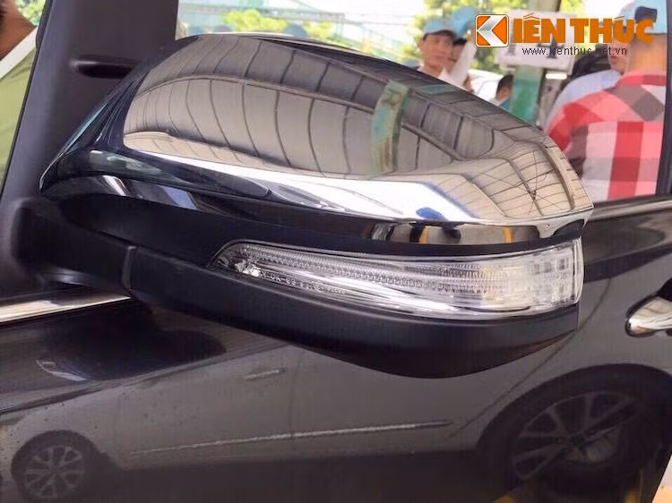 Trên phiên bản này, Innova được trang bị khá nhiều các chi tiết ngoại thất hấp dẫn, có thể kể tới bao gồm đèn pha dạng thấu kính projector kết hợp cùng xi-nhan và đèn định vị LED, mâm hợp kim 5 cánh kép, ốp gương mạ chrome, xi-nhan tích hợp trên gương chiếu hậu...