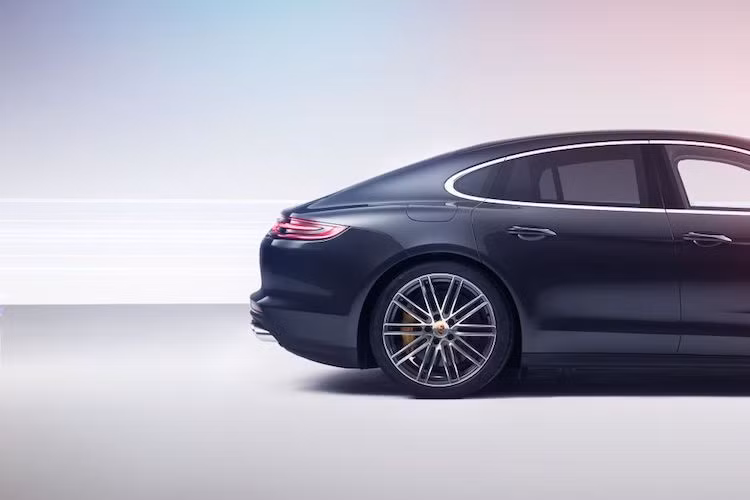 Là công nghệ "hot" vừa mới được ứng dụng trên nhiều siêu xe như Ferrari F12tdf, Porsche 918 và Porsche 911 Turbo, hệ thống đánh lái trục sau cũng sẽ xuất hiện trên Panamera mới, nhưng được chỉnh lại một chút để khiến chiếc xe đem tới cảm giác điều khiển nhẹ nhàng hơn.