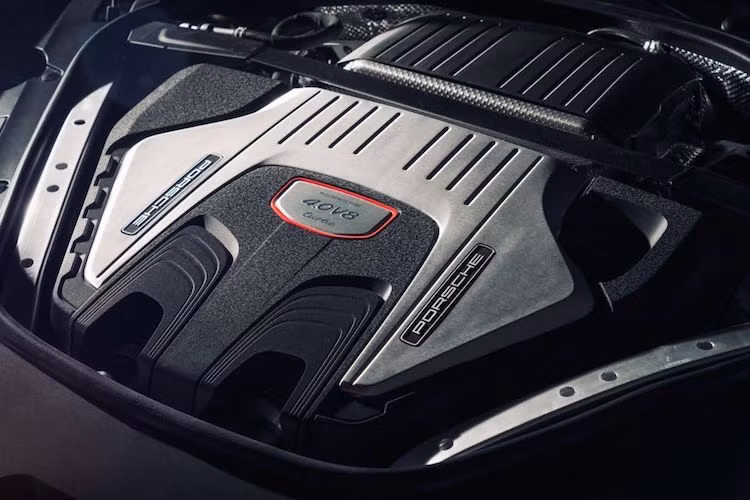Mọi phiên bản của Panamera đều được trang bị động cơ với các xi-lanh bố trí thành hình chữ V và "trợ lực" bởi tăng áp kép. Đặc biệt hơn, cặp turbo tăng áp đều được Porsche xếp gọn vào giữa hai hàng xi-lanh, khiến cho kích thước động cơ trở nên gọn gàng hơn để hãng có thể hạ thấp trọng tâm xe. Ngoài ra, quãng đường từ buồng đốt tới tăng áp cũng sẽ được rút ngắn, khiến khí nạp đi vào nhanh hơn.