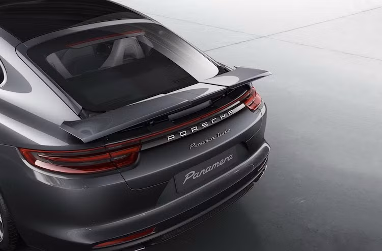 Mọi phiên bản Panamera đều có cánh đuôi phía sau tự mở ra khi xe ở tốc độ cao, nhưng chỉ có Panamera Turbo có khả năng mở rộng cánh đuôi. Không chỉ nâng lên, cánh đuôi của Panamera Turbo còn có khả năng tách đôi ra, nhằm tăng diện tích tiếp xúc với không khí ở tốc độ cao.