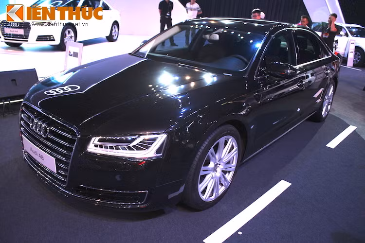 Ra mắt lần đầu vào năm 1994, Audi A8 là dòng xe sang cỡ lớn cạnh tranh với các đối thủ như Mercedes S-Class hay BMW 7 Series. Trải qua 3 đời, Audi A8 thế hệ hiện tại đã được bán ra từ năm 2010 tới nay, và từng trải qua một đợt nâng cấp lớn vào năm 2013. Hiện tại, Audi A8L 4.0T quattro cũng là dòng xe cao cấp nhất của Audi được bán tại Việt Nam.