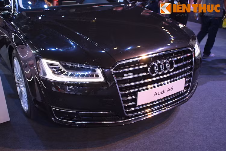 "Trái tim" của A8L 4.0T là khối động cơ V8 tăng áp kép 4.0l, cho công suất tối đa 420 mã lực và mô-men xoắn lên tới 600 Nm, giúp chiếc sedan nặng hơn 2 tấn có thể đạt 100 km/h chỉ trong 4,8 giây và tốc độ tối đa (giới hạn điện tử) 250 km/h.