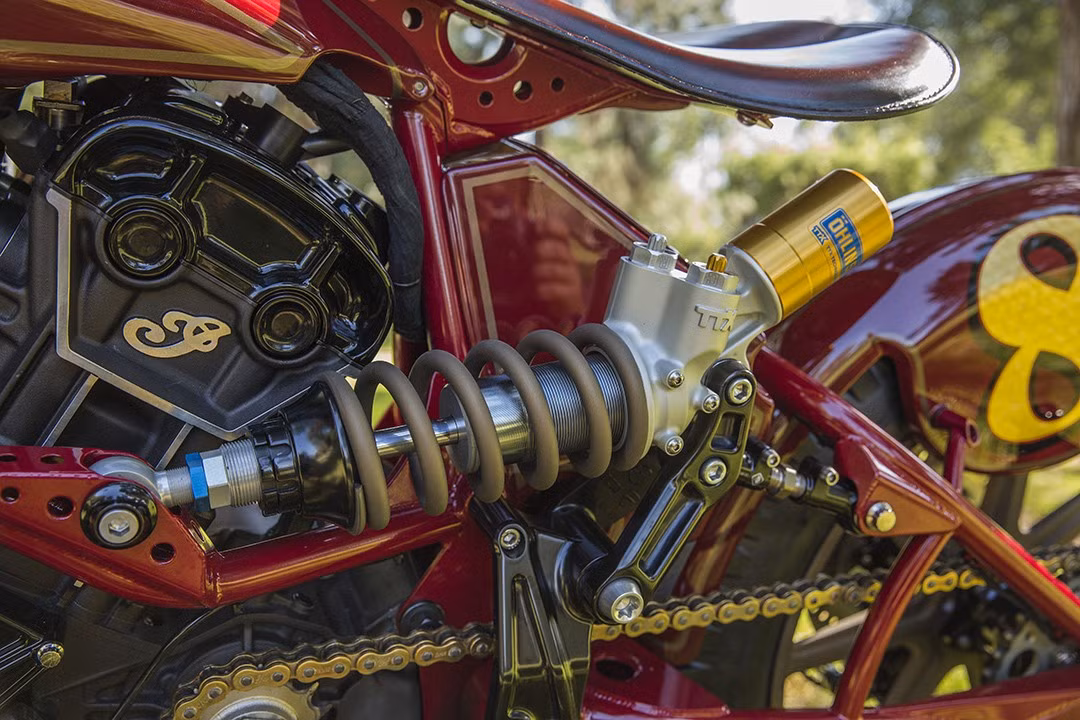 Giống như phía trước, phuộc sau cũng được nâng cấp lên loại "hàng hiệu" Ohlins TTX với vị trí phuộc đặt lệch về một bên thân xe tương tự như superbike Ducati Panigale. Ở khắp chiếc Scout, Roland Sands Design cũng không quên "điểm xuyết" thêm cho chiếc xe bằng các chi tiết nhôm CNC màu đen-bạc.