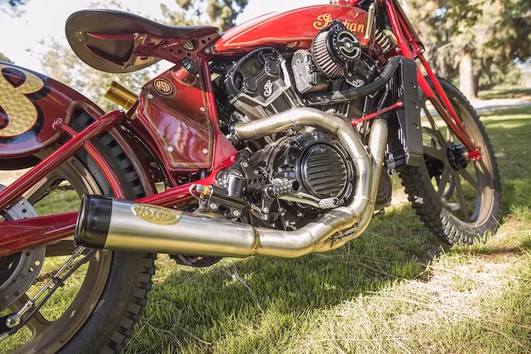 Khối động cơ V-Twin SOHC làm mát bằng dung dịch được thiết kế rất đẹp mắt với các chi tiết mạ hoặc đánh bóng kim loại của Scout được giữ nguyên với dung tích 1130 cc, công suất tối đa 100 mã lực và mô-men xoắn cực đại 97,8 Nm. Để khiến chiếc xe cho ra tiếng nổ ấn tượng hơn, Roland Sands Design đã thay cho chiếc xe cây pô RSD Track của hãng.