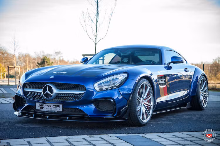 Ra đời để thay thế cho chiếc SLS AMG trước đây, Mercedes AMG GT S mạnh và nhanh hơn nhiều so với người tiền nhiệm, dù có giá rẻ hơn cùng động cơ nhỏ hơn. Kiểu dáng nguyên bản của dòng xe này vốn đã rất đẹp, nhưng AMG GT S càng trở nên hấp dẫn hơn với gói độ widebody của Prior Design.