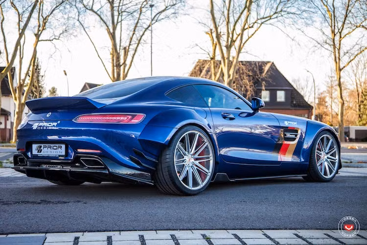 Tương tự như phía trước, cản sau của AMG GT S cũng được giữ nguyên, chỉ bổ sung thêm các cánh khuếch tán không khí.