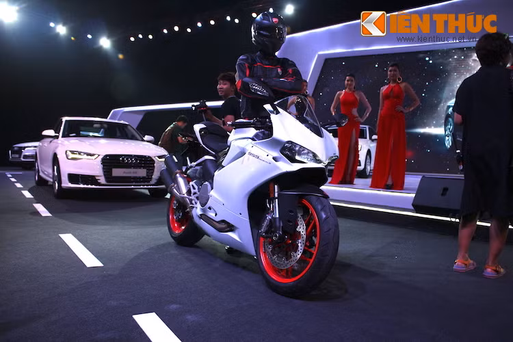 Trong loạt xe Ducati được trưng bày tại triển lãm Audi Progressive, bất ngờ nhất đó là sự xuất hiện của mẫu xe mới nhất Ducati 959 Panigale - "đàn em" của dòng 1299 Panigale hiện tại và là "người kế nhiệm" chiếc 899 Panigale khá phổ biến ở Việt Nam.