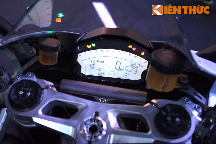 Bảng đồng hồ của cuả mẫu xe 959 Panigale không khác biệt so với chiếc 899 trước đó, cung cấp đầy đủ các thông tin hoạt động của chiếc xe, cũng như cài đặt các hệ thống điện tử.