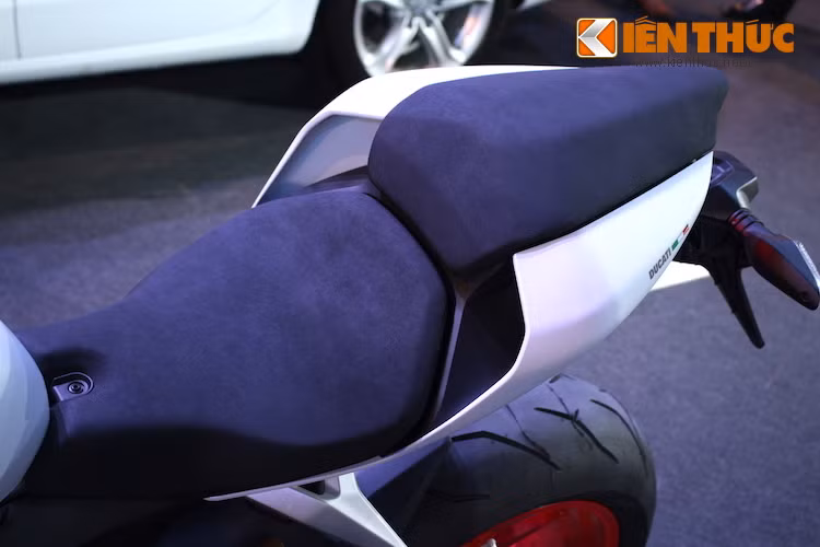 Thiết kế của yên 959 Panigale y hệt như "đàn anh" 1299 Panigale, với điểm khác biệt duy nhất là chiếc xe không có đai xách gắn trên ghế ngồi cho người ngồi sau.