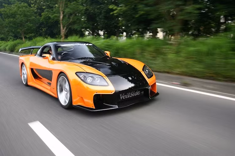 Khối động cơ 3 rotor tăng áp nguyên bản của RX-7 cũng đã được Veilside độ nhẹ lại với tăng áp HKS T04Z, dàn làm mát HKS, ECU A'PEXi Power FC và bơm xăng từ Nissan Skyline GT-R để đem tới công suất 305 mã lực và mô-men xoắn 347 Nm. Do Veilside đã làm chiếc xe khá gấp để chuẩn bị cho triển lãm nên cấu hình độ này vẫn chưa được hãng cân chỉnh kỹ càng để có thể đạt được tối đa 500 mã lực.