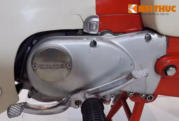 Thế hệ Super Cub đời đầu sử dụng động cơ 4 kỳ 50 cc nạp khí tự nhiên với xú-páp đặt trên đỉnh máy, điều khiển bằng thanh đẩy (OHV). Kể từ năm 1966, khi thế hệ thứ 2 của dòng xe ra đời, động cơ của xe đã sử dụng kết cấu trục cam đặt ở trên đỉnh, tác động trực tiếp vào xú-páp qua cò (OHC).