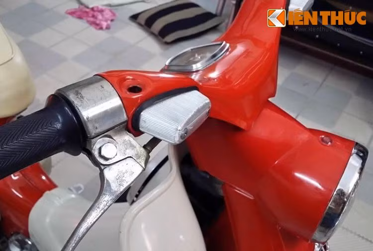 Tay lái của chiếc xe cũng được thiết kế khác biệt, chỉ có duy nhất 2 đèn xi-nhan nằm hai bên, trong khi những chiếc Cub thế hệ sau còn tích hợp thêm đèn pha. Ở thế hệ đầu tiên này, đèn pha của xe nằm ở bên dưới phần mặt nạ, đồng thời cũng đóng vai trò là khe thoát âm của còi.