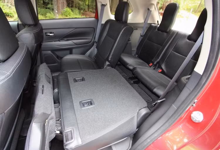Mitsubishi đã giảm tiếng ồn và độ rung bằng kính chắn gió tách tiếng ồn, kính cửa sổ dày hơn cũng như vật liệu cách âm bổ sung, khiến hãng "mạnh dạn" tuyên bố rằng Outlander 2016 có độ ồn thấp nhất trong phân khúc crossover cỡ trung. Và sẽ có tổng cộng 7 hành khách có thể tận hưởng sự yên tĩnh đó bên trong khoang lái khi chiếc xe có tới 3 hàng ghế.