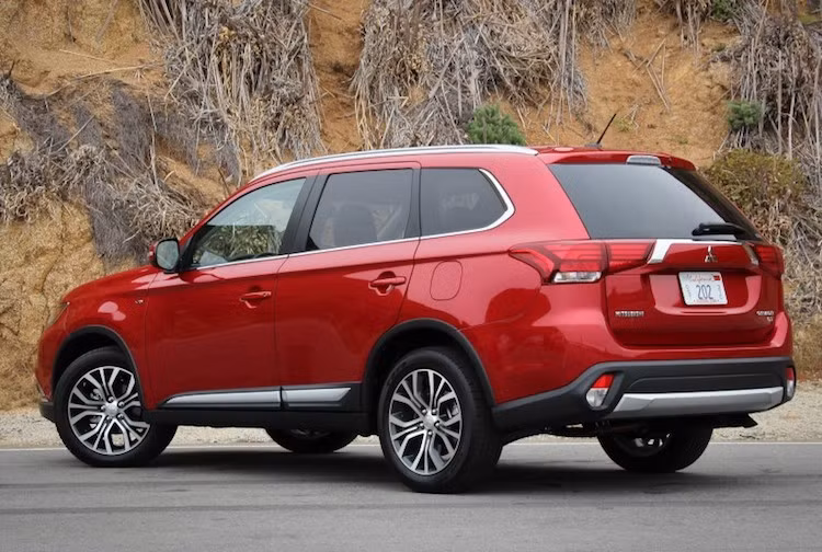 Không chỉ có phần đầu xe với thiết kế mới theo ngôn ngữ Dynamic Shield, phía sau Outlander 2016 cũng đã có sự thay đổi lớn nhờ vào cụm đèn hậu LED hoàn toàn mới cùng thanh nẹp chrome chạy nối liền đèn hậu. Cản sau của xe cũng có sự thay đổi so với phiên bản cũ.