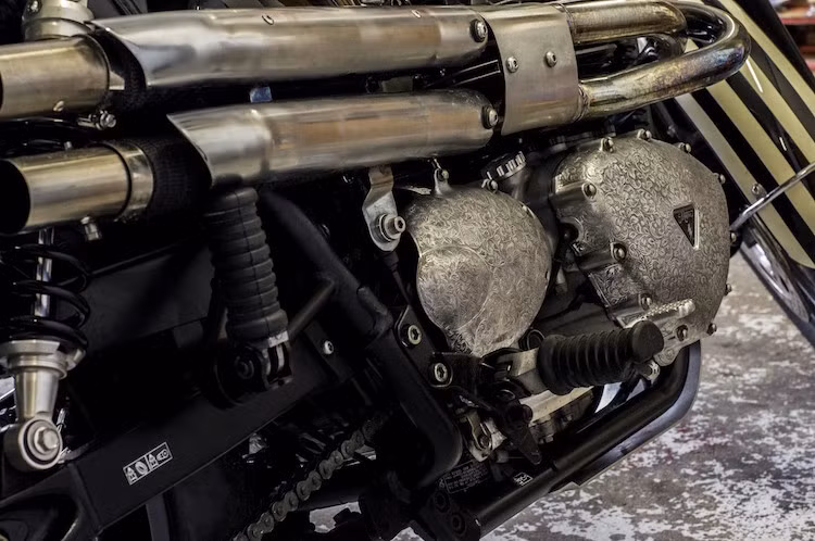 Để khiến cho chiếc Scrambler Paul Smith tăng thêm "chất nghệ", các nghệ nhân tại xưởng Addict Motorcycle đã trang trí các bưởng máy hai bên xe bằng cách điêu khắc thủ công các hoa văn nghệ thuật.