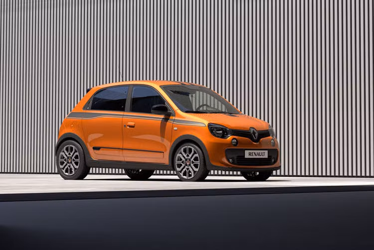 Vốn đã sở hữu kiểu dáng rất cá tính, được tổng hợp từ hai mẫu concept Twin'Run và Twin'Z giới thiệu năm 2013, Renault đã chỉ thay đổi một số chi tiết trên Twingo GT như các đèn pha có chóa tối màu và đèn chiếu sáng tăng cường sử dụng công nghệ LED.