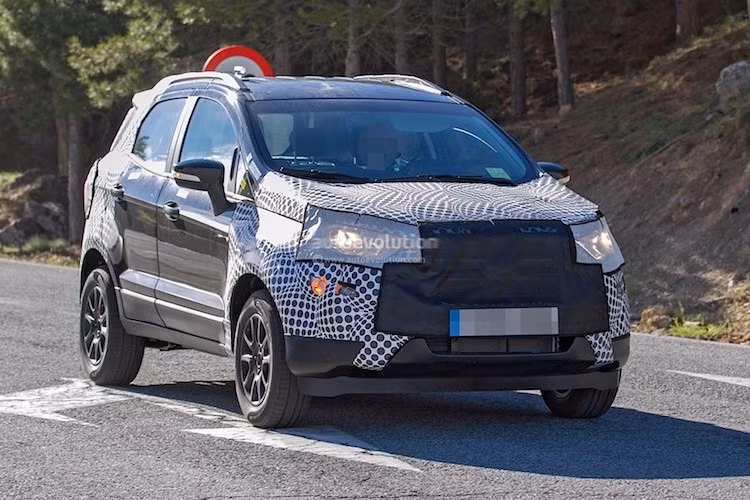 Phiên bản Ford EcoSport 2017 gần đây đã thường xuyên được bắt gặp trong khi thử nghiệm tại các đường phố ở châu Âu. Dù đã được che kín phần đầu và đuôi nhưng từ các đường nét của đèn pha và lưới tản nhiệt, có vẻ như EcoSport sẽ sở hữu kiểu dáng khá giống mẫu SUV cỡ trung Edge của Ford.