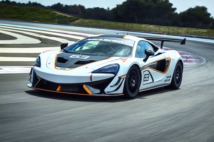 So với chiếc 570S nguyên bản, 570S Sprint có một chút thay đổi ở ngoại thất để tăng hiệu năng khí động học trên đường đua. Dù có phần thân giống với phiên bản bình thường, nhưng cản trước của chiếc xe đã được lắp thêm các "vây" khí động học bằng sợi carbon hai bên cản trước, bên cạnh cánh khuếch tán lớn nằm bên dưới.