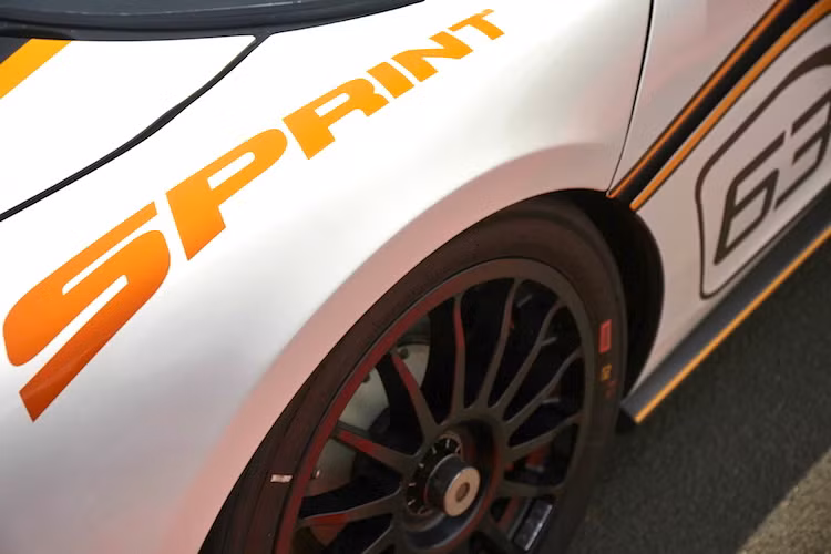 Là một chiếc xe đua chỉ được sử dụng trong trường đua, 570S Sprint còn có bộ mâm đúc khóa vít trung tâm làm từ magie siêu nhẹ, đi kèm với lốp trơn Pirelli. Hệ thống treo của xe vẫn giữ nguyên thiết kế wishbone kép như phiên bản thương mại, nhưng có thêm tùy chọn hệ thống nâng thân xe để thay lốp nhanh giữa các chặng đua.