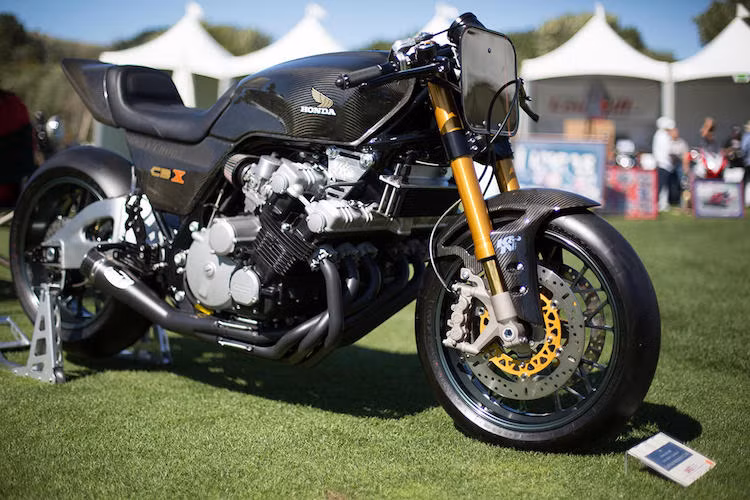 Nick O'Kane từ xưởng K&amp;N đã "khoe" chiếc Honda CBX đời 1981 của anh, được độ theo phong cách "xe chạy sân" với bộ vỏ làm hoàn toàn từ sợi carbon, cặp bánh 17 inch kèm lốp trơn và hệ thống xả siêu phức tạp, gộp 6 đường xả từ 6 xi-lanh lại thành 1.