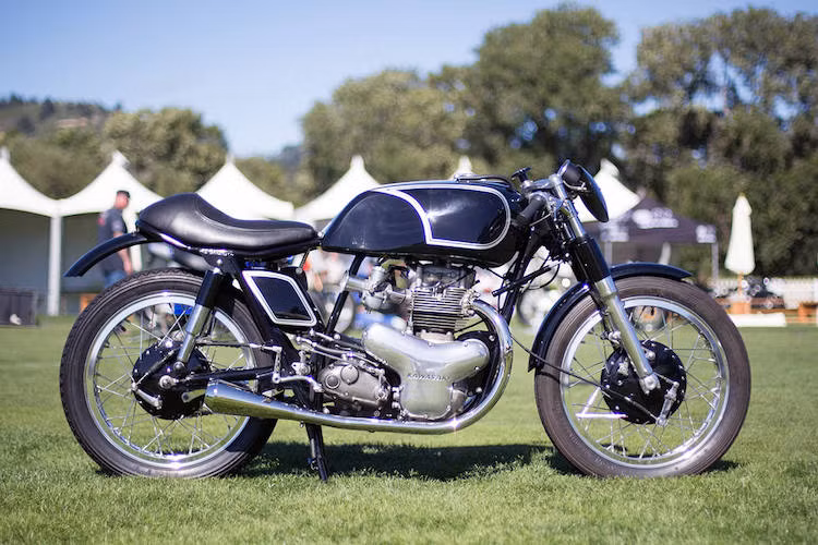 Mike LaFountain - chủ xưởng Raccia Motorcycles đã mất tưới 7 năm để độ lại chiếc Kawasaki W1 650 cc này, phỏng theo phong cách của chiếc xe cổ Anh Quốc Matchless G45 đã mang tính "biểu tượng".