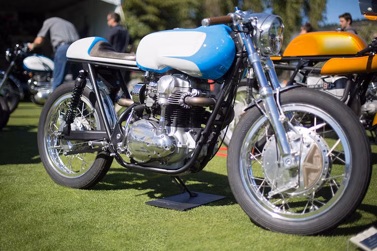 Cũng dựa trên một chiếc Kawasaki, nhưng xưởng độ Revival Cycles đã tạo ra một mẫu cafe racer dựa trên dòng W650 với tên gọi The Bean. Chiếc xe có bình xăng gợi nhớ về mẫu bình "Jelly Mold" của những chiếc Kawasaki cổ và một số chi tiết từ Yamaha R6.