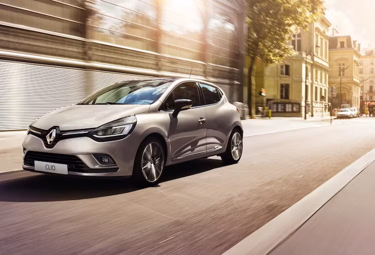 Ngoài các phiên bản động cơ hiện tại, Clio 2017 còn có thêm phiên bản máy dầu 1.5l dCI diesel với công suất 108 mã lực, đi kèm với hộp số sàn 6 cấp. Hộp số này cũng có thể được trang bị cho những phiên bản dùng động cơ xăng TCe 118 mã lực.