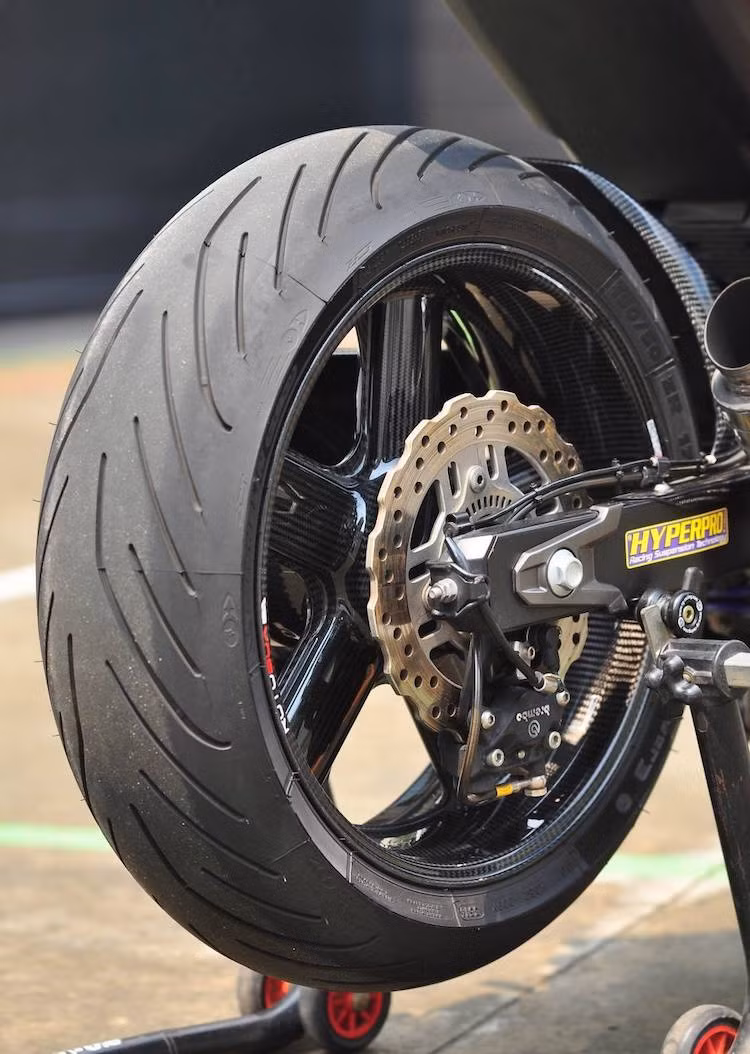 Nhiều chi tiết của xe cũng được ốp trang trí bằng sợi carbon như dè sau hay khung. Tuy nhiên, điểm ấn tượng và giá trị nhất trên chiếc Z800 Captain America này đó là cặp mâm Rotobox carbon 5 cây siêu nhẹ, siêu đắt với giá lên tới gần trăm triệu đồng, kèm theo lốp Michelin Pilot Power 3 với kích thước 120/70 ở bánh trước và 190/50 ở phía sau.
